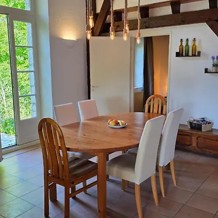 Stunning Historic Retreat, Amazing Views Holiday home Montlauzun